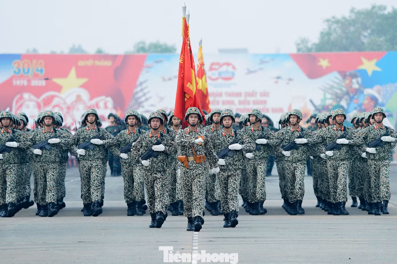 Theo kế hoạch, lễ diễu binh, diễu hành cấp quốc gia kỷ niệm 50 năm Ngày Giải phóng hoàn toàn miền Nam, thống nhất đất nước chính thức diễn ra vào 6h30 ngày 30/4, cùng thời điểm với lễ kỷ niệm.