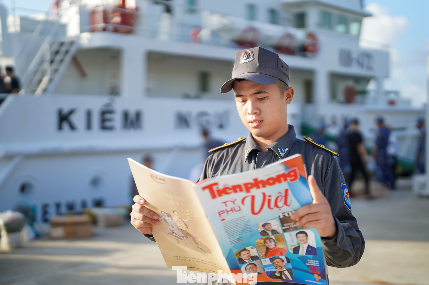 Ấn phẩm Tiền Phong đến với chiến sĩ thuộc lực lượng Kiểm ngư Việt Nam. Trong ảnh: Chiến sĩ tàu Kiểm ngư 472 tranh thủ lướt qua ấn phẩm Tiền Phong vừa được tặng sau khi hoàn thành nhiệm vụ đưa đoàn công tác lên đảo Trường Sa Lớn.