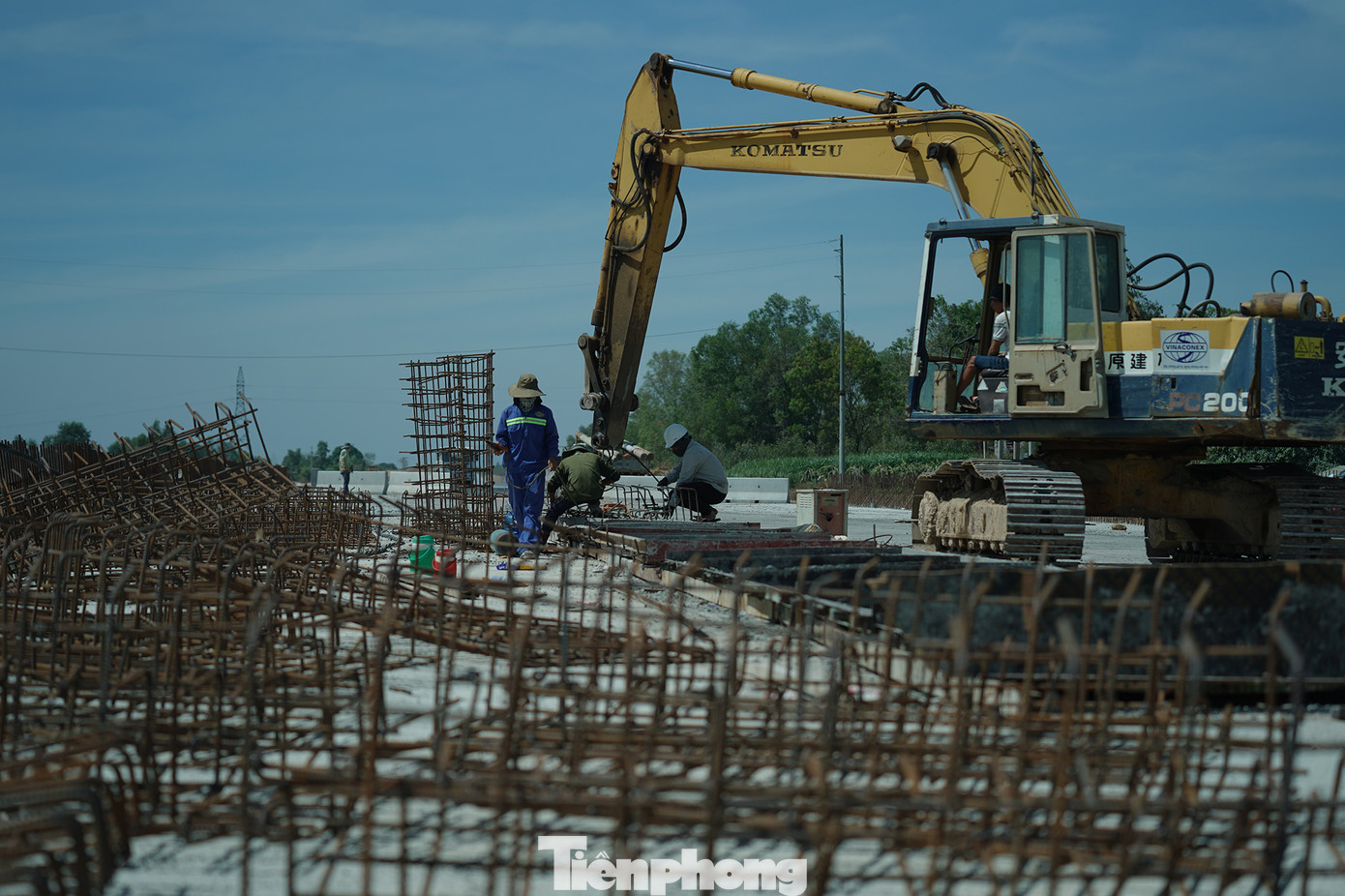Công nhân đang làm dải phân cách trên cao tốc Vĩnh Hảo - Phan Thiết, đoạn qua huyện Hàm Thuận Nam, tỉnh Bình Thuận.