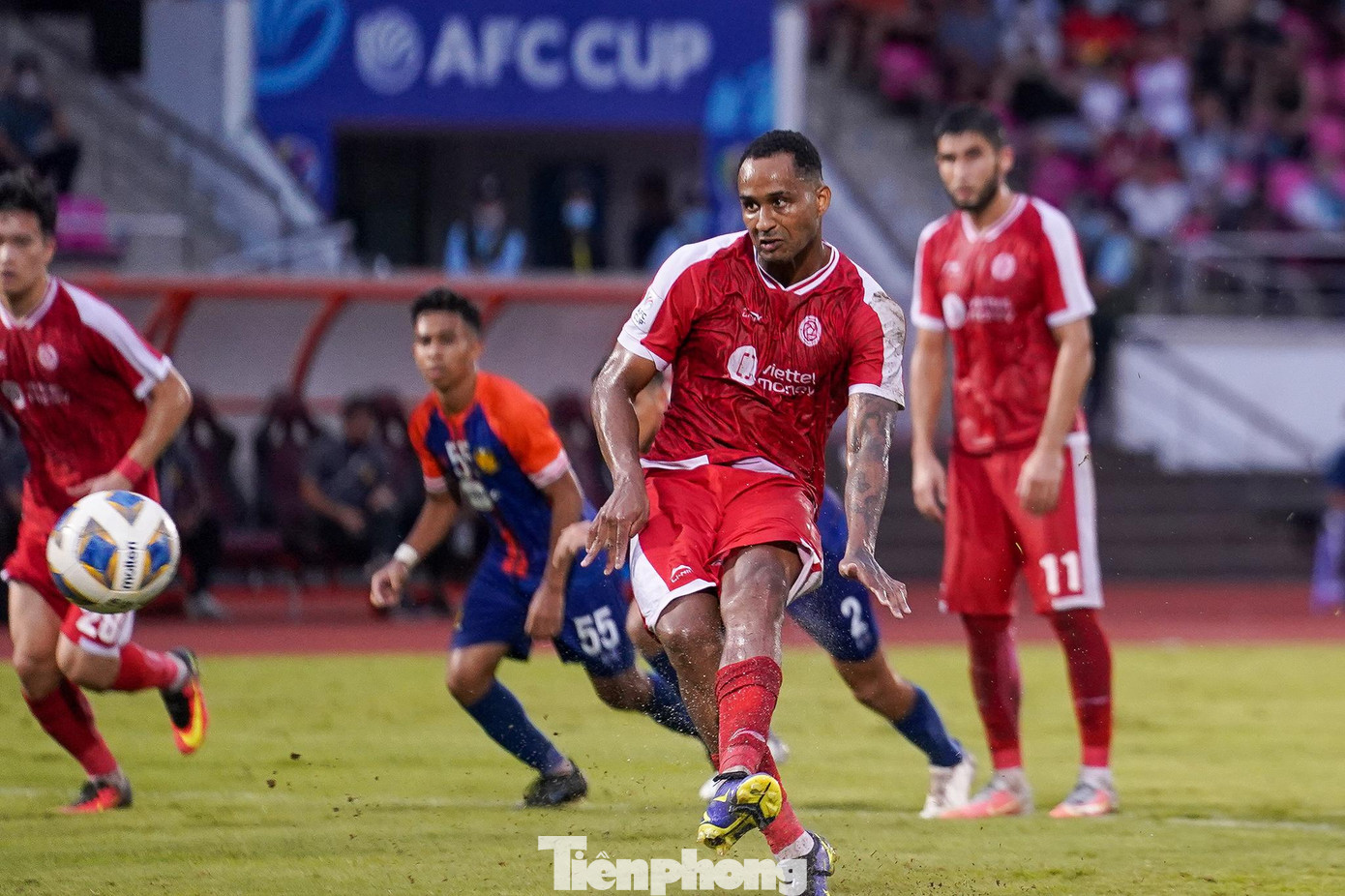 Pha tạt bóng của Duy Thường chạm tay hậu vệ đối phương, mang về cho Viettel một quả penalty. Trên chấm 11m, Pedro dứt điểm chính xác để gỡ hòa 1-1.