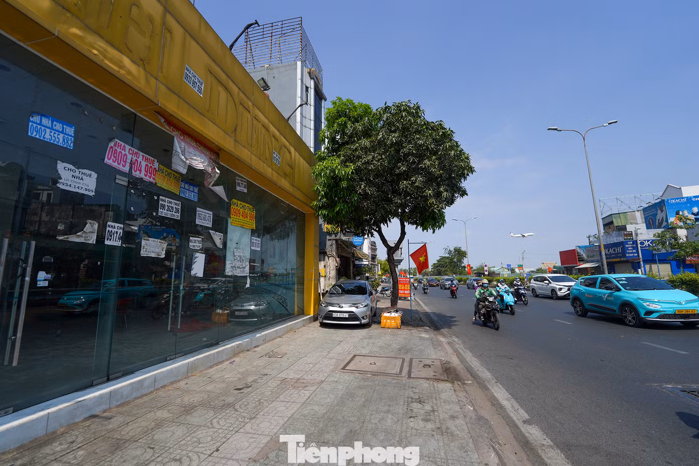 Có khá nhiều cửa hàng đã trả mặt bằng trước thời điểm Tết càng làm không khí thêm trầm lắng ngày cuối năm.