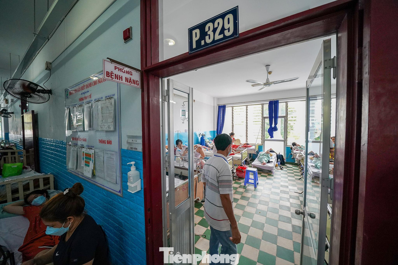 “Hiện nay, hơn một nửa bệnh nhân đang điều trị là những trường hợp mắc SXH, trong số đó hơn 100 trường hợp là trẻ em. Ngoài bệnh nhân tại TPHCM thì rất nhiều ca nặng được chuyển đến từ các tỉnh thành lân cận. Chúng tôi đang trong tình trạng quá tải bệnh nhân sốt xuất huyết” – Bác sĩ CK 2 Nguyễn Thành Dũng, Giám đốc Bệnh viện Bệnh Nhiệt Đới cho biết.