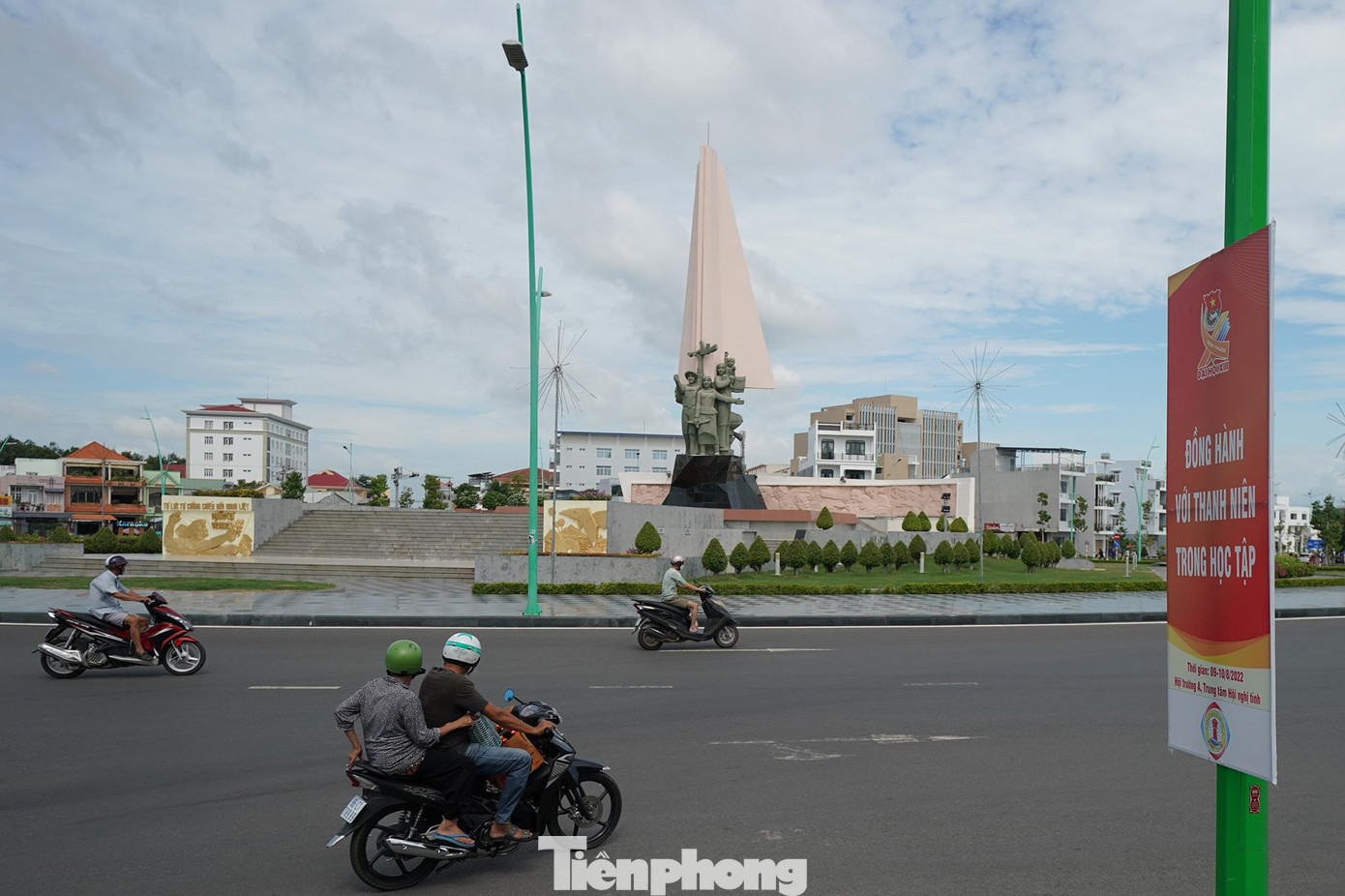 Vòng xoay trung tâm thành phố Phan Thiết trang trí băng rôn chào mừng Đại hội Đoàn TNCS Hồ Chí Minh tỉnh Bình Thuận khóa XIII, nhiệm kỳ 2022-2027. Vòng xoay trung tâm thành phố Phan Thiết trang trí băng rôn chào mừng Đại hội Đoàn TNCS Hồ Chí Minh tỉnh Bình Thuận khóa XIII, nhiệm kỳ 2022-2027.