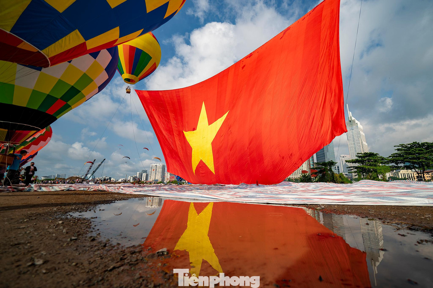 Đúng 8 giờ, 2 khinh khí cầu bay lên bầu trời kéo quốc kỳ rộng 1.800 m2 để chào mừng Quốc khánh 2/9, thay cho việc TPHCM không đốt pháo hoa năm nay.