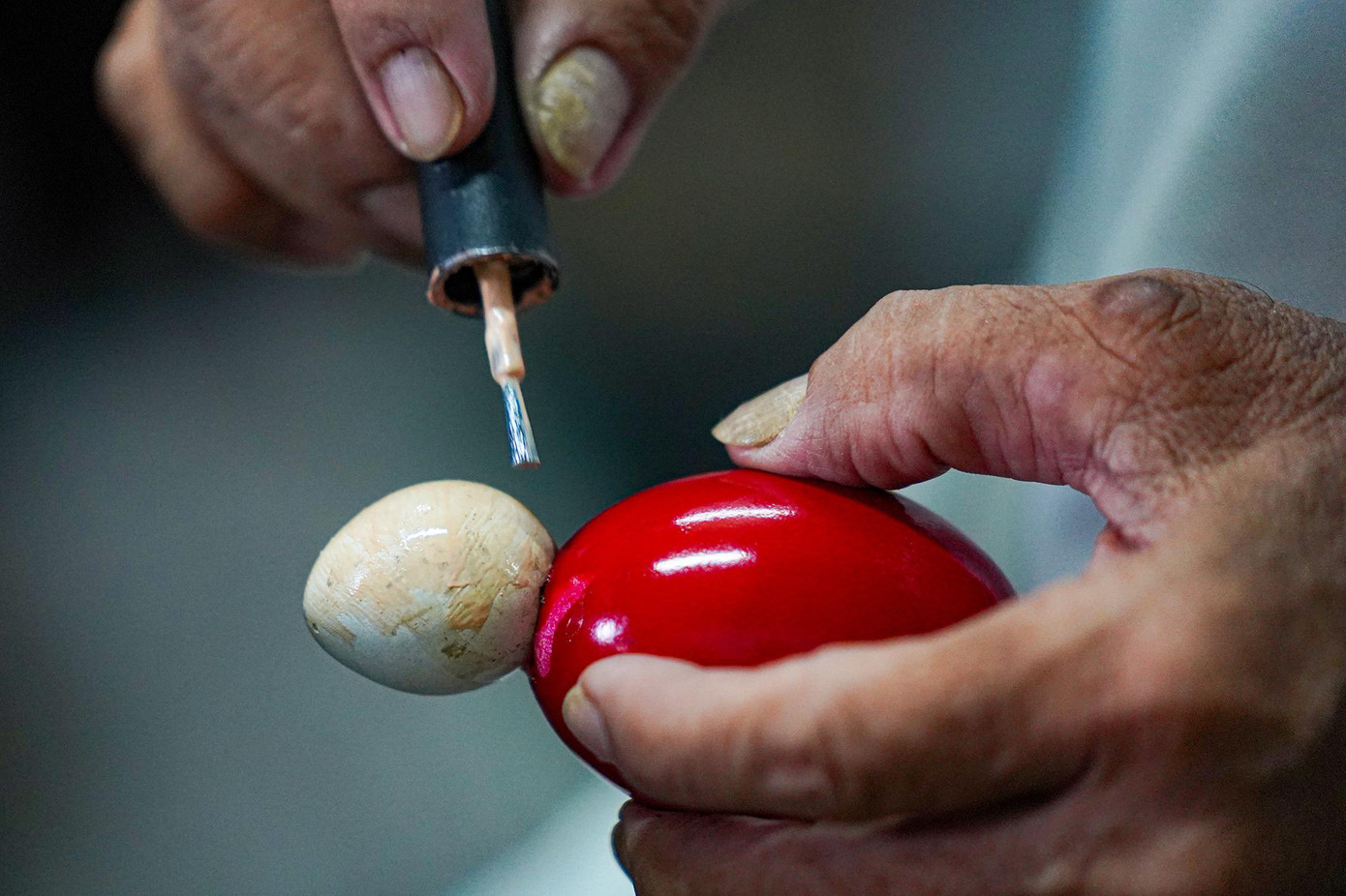 “Nếu tập trung, một sản phẩm ông già Noel tôi có thể làm trong vòng 3 giờ đồng hồ. Đây là công đoạn tô màu da cho gương mặt của ông già”, ông Tâm kể.