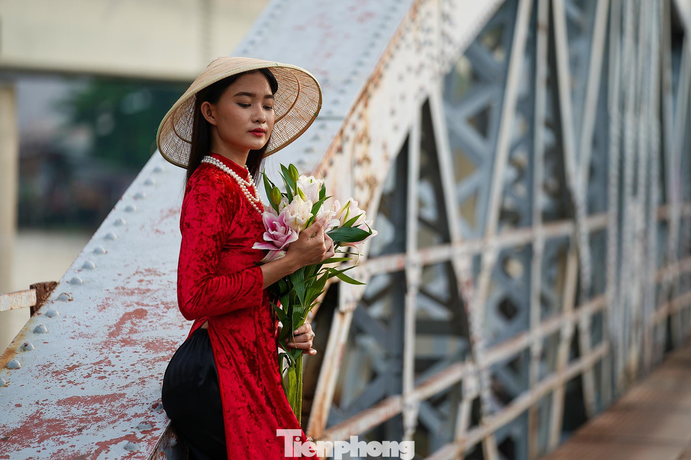 Khi xây dựng cầu, những người giữ vị trí cấp cao trong việc chỉ huy xây dựng, chẳng hạn như tổng công trình sư, kỹ sư chính,… thì đều là người Pháp. Chỉ có thợ thuyền làm việc là người Việt Nam. Trong khi thực hiện việc thi công, mỗi khâu xây dựng đều đòi hỏi sự tỉ mỉ vô cùng lớn và cũng chứa đựng biết bao sự khổ cực.