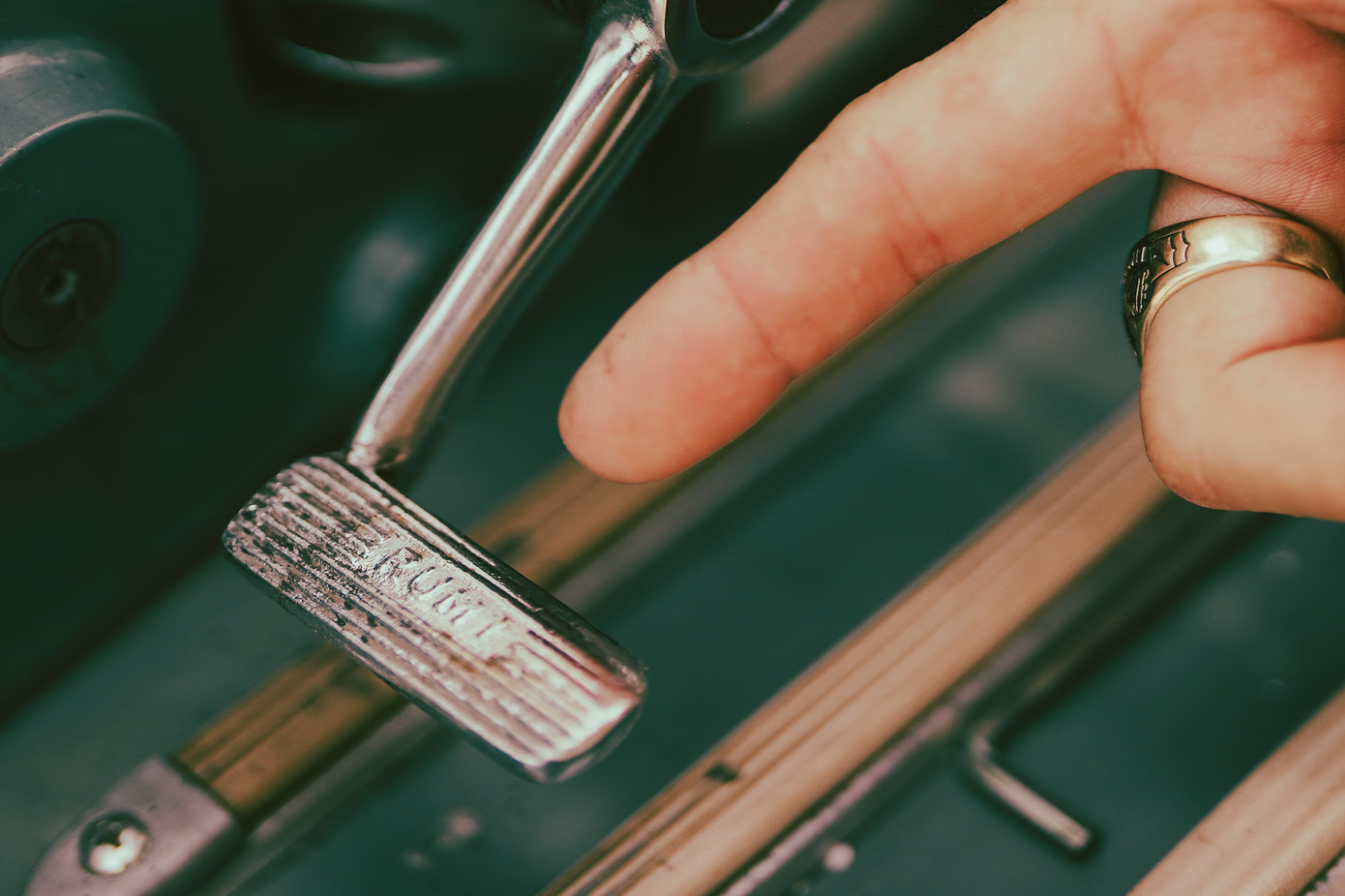 Dòng xe này tạo sự khác biệt khi có chân phanh bên trái, đạp ngược về phía sau. Chi tiết logo trên tay lái chứng tỏ được giữ nguyên bản. Cần khởi động (giò đạp) nằm ngay phía trên cần số. Khi tác động, người điều khiển đứng (không ngồi trên xe), dùng chân đạp nổ máy. Các chi tiết logo được dập nổi ở nhiều bộ phận linh kiện còn nguyên vẹn càng tôn lên giá trị thời gian của chiếc xe theo năm tháng.