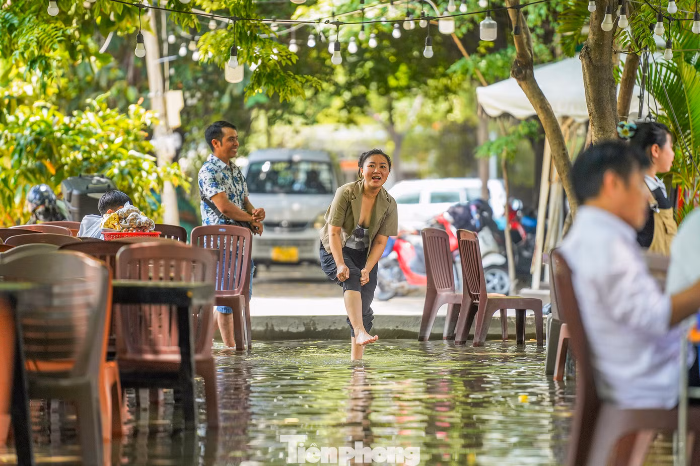 Thực khách đến quán sẽ phải cởi giày, dép và... lội nước.