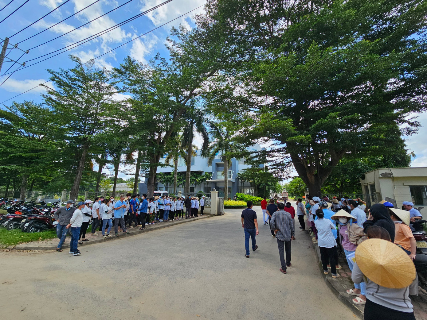 Công nhân tập trung trước cổng công ty vì không chịu nổi mùi hôi thối. (Ảnh: CTV).