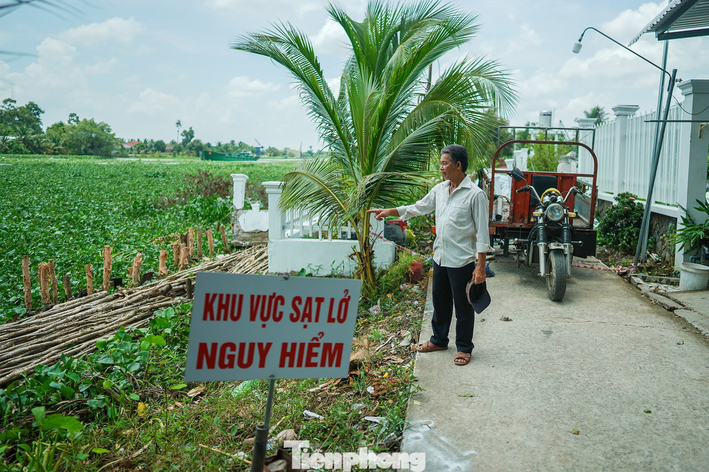 Vụ sạt lở thuộc khu vực bờ sông Vàm Cỏ Tây - ấp Bến Kè, xã Thuỷ Đông, huyện Thạnh Hoá vào rạng sáng ngày 9/5/2023 đã làm sụp hoàn toàn một đoạn đường bê tông với chiều dài khoảng 15m và một hàng rào (tường gạch, khung sắt) của hộ dân Lê Thị Thủy xuống sông.