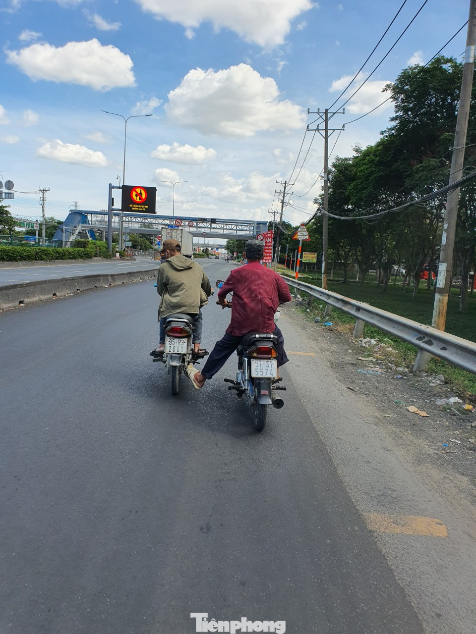 Ảnh chụp lúc 11h trên QL1A, đoạn qua phường Thạnh Xuân (quận 12). Thanh niên này đẩy bộ, gõ cửa chờ cây xăng từ 9h nhưng không mua được dù bên ngoài trụ bơm có thông báo "đổ xăng từ 6h- 18h hàng ngày). (Ảnh: Nguyễn Dũng). Ảnh chụp lúc 11h trên QL1A, đoạn qua phường Thạnh Xuân (quận 12). Thanh niên này đẩy bộ, gõ cửa chờ cây xăng từ 9h nhưng không mua được dù bên ngoài trụ bơm có thông báo "đổ xăng từ 6h- 18h hàng ngày). (Ảnh: Nguyễn Dũng).