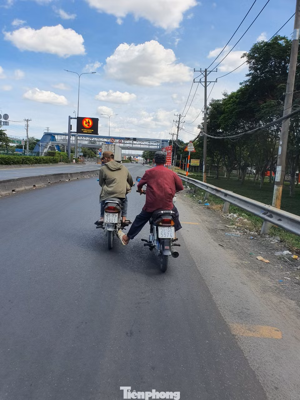 Ảnh chụp lúc 11h trên QL1A, đoạn qua phường Thạnh Xuân (quận 12). Thanh niên này đẩy bộ, gõ cửa chờ cây xăng từ 9h nhưng không mua được dù bên ngoài trụ bơm có thông báo "đổ xăng từ 6h- 18h hàng ngày). (Ảnh: Nguyễn Dũng).