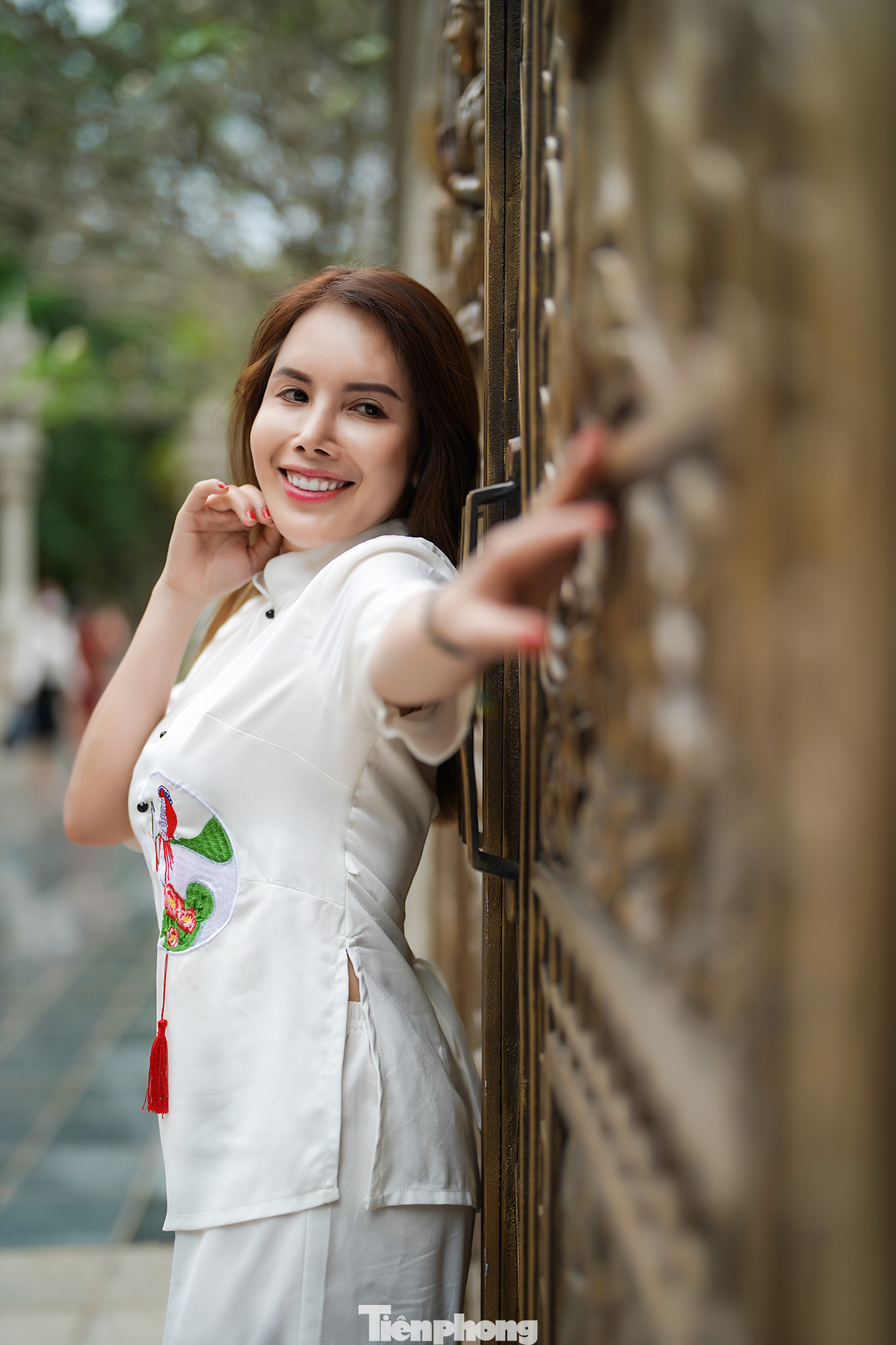 &quot;Tôi đặc biệt thích phong cách kiến trúc của ngôi chùa này, nhất là những cánh cửa có nhiều hoa văn và tượng Phật trạm trổ rất tinh xảo&quot;, chị Hà chia sẻ.