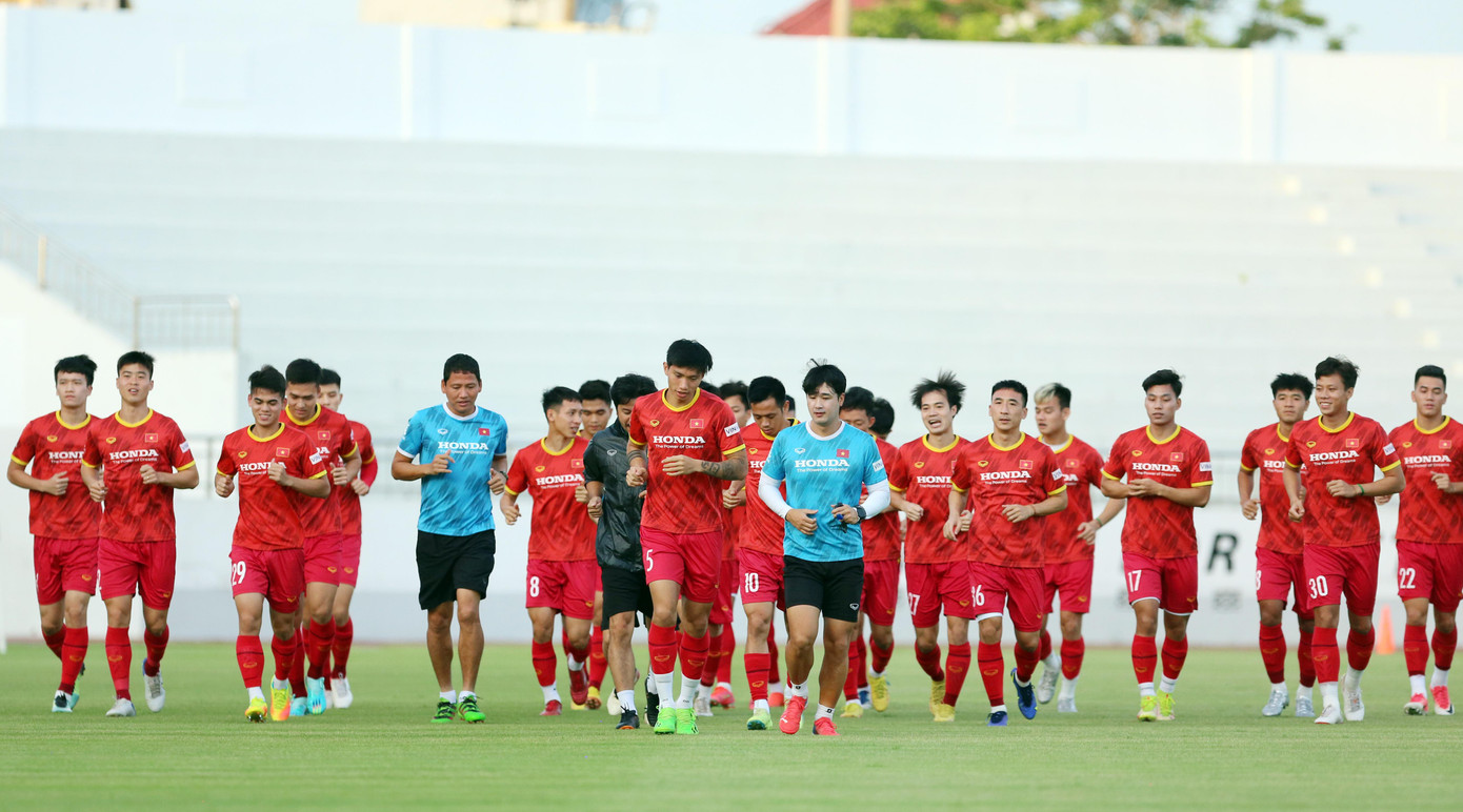 Buổi tập này không có sự xuất hiện của huấn luyện viên Park Hang-seo. Huấn luyện viên người Hàn Quốc đã trở về quê nhà nhận huân chương vì sự nghiệp ngoại giao Heungin. Đây là phần thưởng cao quý của Chính phủ Hàn Quốc nhằm tôn vinh những đóng góp của huấn luyện viên Park Hang-seo cho sự nghiệp thúc đẩy mối quan hệ hữu nghị, nâng cao sức mạnh quốc gia giữa Hàn Quốc và Việt Nam.
