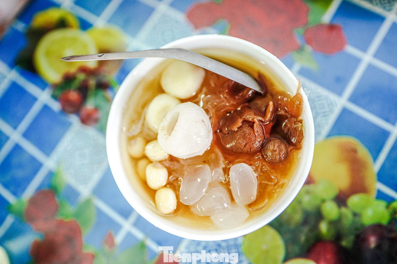 Chè Hiển Khánh xuất hiện lần đầu tại khu vực Đa Kao (quận 1). Trong một đợt nắng nóng kéo dài, ông Nguyễn Quý Quyền, cha bà Minh, cùng người họ hàng quyết định mở quán để phục vụ nhu cầu giải nhiệt. Năm 1965, ông Quyền mở thêm chi nhánh ở nhà riêng trên đường Nguyễn Đình Chiểu. Về sau, quán ở Đa Kao ngừng hoạt động, chỉ còn một cửa tiệm duy trì kinh doanh đến nay.