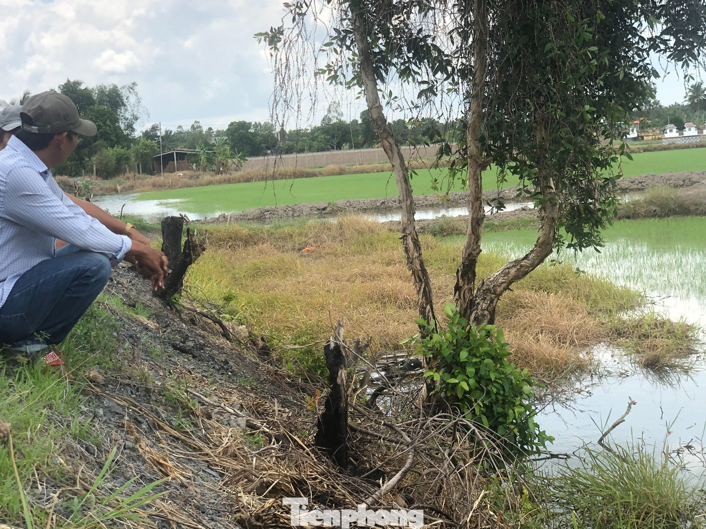 Hiện trường phát hiện nam thanh niên tử vong. Hiện trường phát hiện nam thanh niên tử vong.