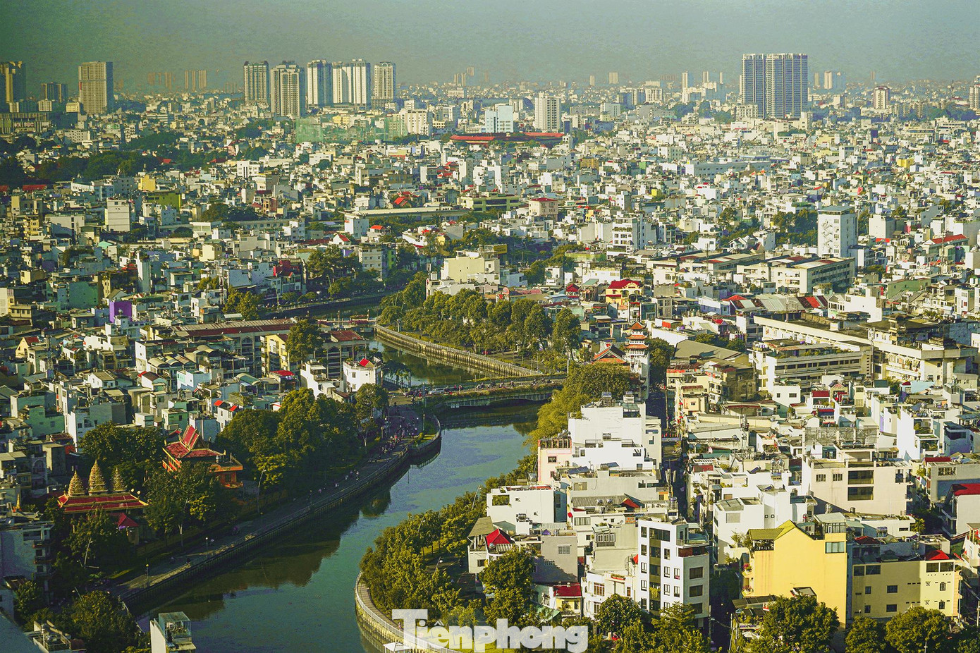 Từ năm 2002, một dự án được thiết kế nhằm "xóa đi" dòng kênh đen Nhiêu Lộc - Thị Nghè của TPHCM. Các kỹ sư của dự án phải xây hệ thống cống ngầm thu gom nước thải phía dưới kênh dài 8 km, cống có đường kính 3 m nhằm tăng khả năng thoát nước; đồng thời gia cố bờ kênh và lắp đặt 60 km cống thu nước thải. Trước khi dự án được triển khai, khu vực này thường xuyên bị ngập nước do đường cống thoát nước nhỏ; ô nhiễm nước nghiêm trọng, đặc biệt là tại các khu đông dân do không thu gom và xử lý nước thải... Đến tháng 6/2012, hoàn thành dự án cải thiện vệ sinh môi trường kênh Nhiêu Lộc - Thị Nghè với tổng số vốn đầu tư giai đoạn 1 hơn 8.600 tỉ đồng, trong đó hơn 1.600 tỉ đồng chi phí bồi thường giải tỏa hơn 7.000 hộ dân với gần 50.000 người. Từ năm 2002, một dự án được thiết kế nhằm "xóa đi" dòng kênh đen Nhiêu Lộc - Thị Nghè của TPHCM. Các kỹ sư của dự án phải xây hệ thống cống ngầm thu gom nước thải phía dưới kênh dài 8 km, cống có đường kính 3 m nhằm tăng khả năng thoát nước; đồng thời gia cố bờ kênh và lắp đặt 60 km cống thu nước thải. Trước khi dự án được triển khai, khu vực này thường xuyên bị ngập nước do đường cống thoát nước nhỏ; ô nhiễm nước nghiêm trọng, đặc biệt là tại các khu đông dân do không thu gom và xử lý nước thải... Đến tháng 6/2012, hoàn thành dự án cải thiện vệ sinh môi trường kênh Nhiêu Lộc - Thị Nghè với tổng số vốn đầu tư giai đoạn 1 hơn 8.600 tỉ đồng, trong đó hơn 1.600 tỉ đồng chi phí bồi thường giải tỏa hơn 7.000 hộ dân với gần 50.000 người.