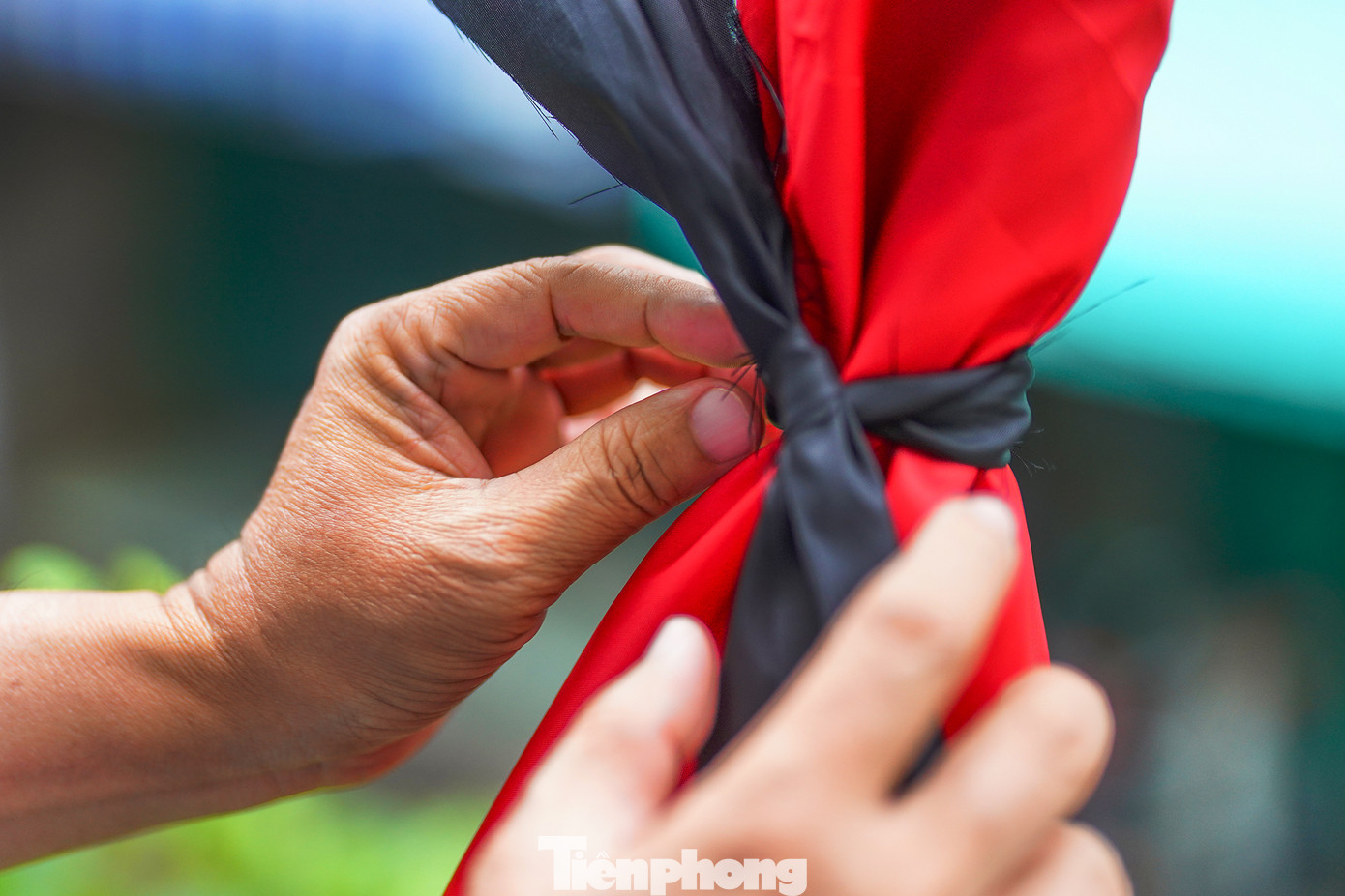 Để tưởng nhớ Tổng Bí thư, các địa điểm di tích lịch sử của Biệt động Sài Gòn như Bảo tàng Biệt động Sài Gòn - Gia Định; Hầm chứa vũ khí bí mật đánh trận Dinh Độc Lập; Quán cà phê - cơm tấm Đỗ Phủ... đã treo cờ rủ trước cổng.