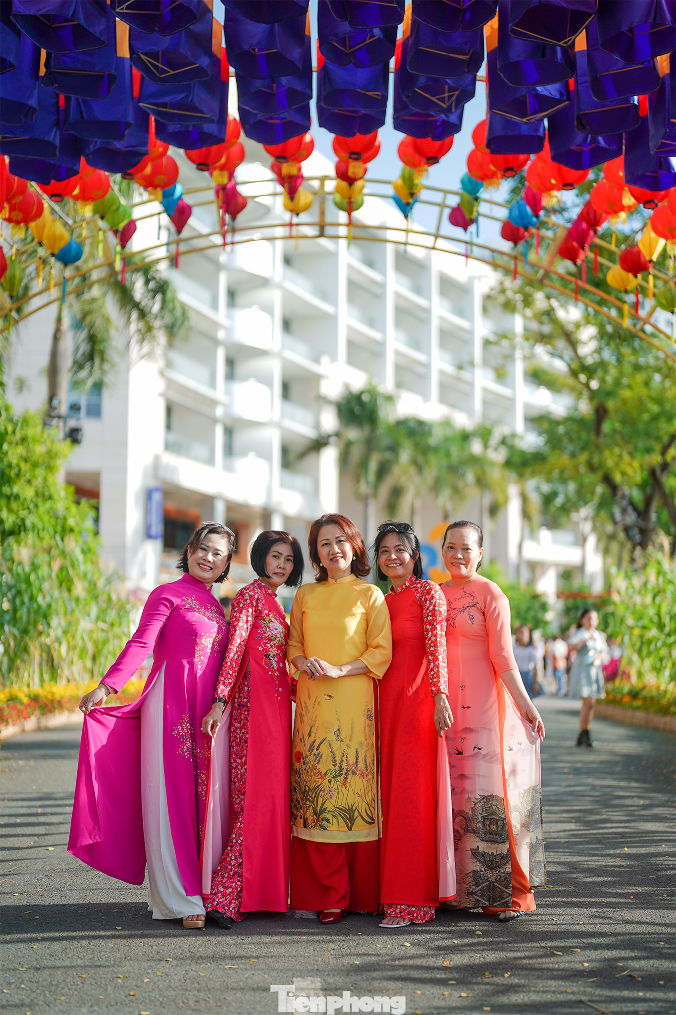 Nhóm cựu học sinh trường THPT Nguyễn An Ninh đã lâu rồi mới có dịp tụ hội nên cũng sắm sửa áo dài du xuân.