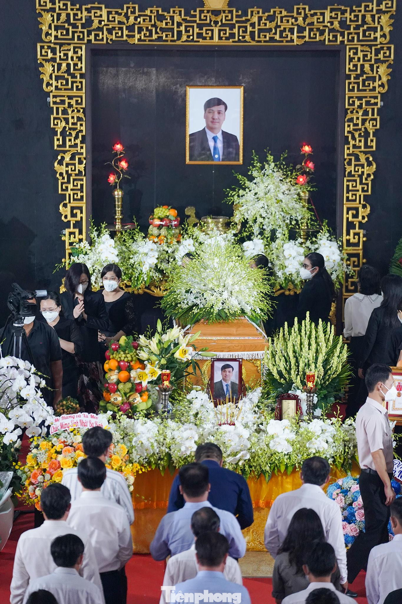 Những dòng người cứ nối tiếp vào viếng linh cữu Phó Chủ tịch UBND TPHCM Lê Hoà Bình.