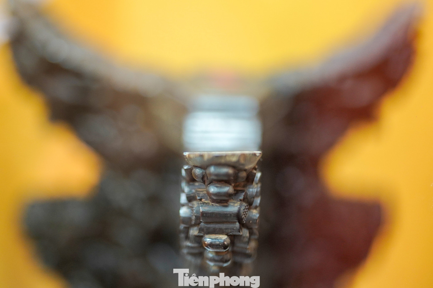 Phần đầu rồng của chân đế nhìn chính diện có thể thấy giá trị nghệ thuật mà những đôi tay tài hoa đã để lại cho hậu thế.