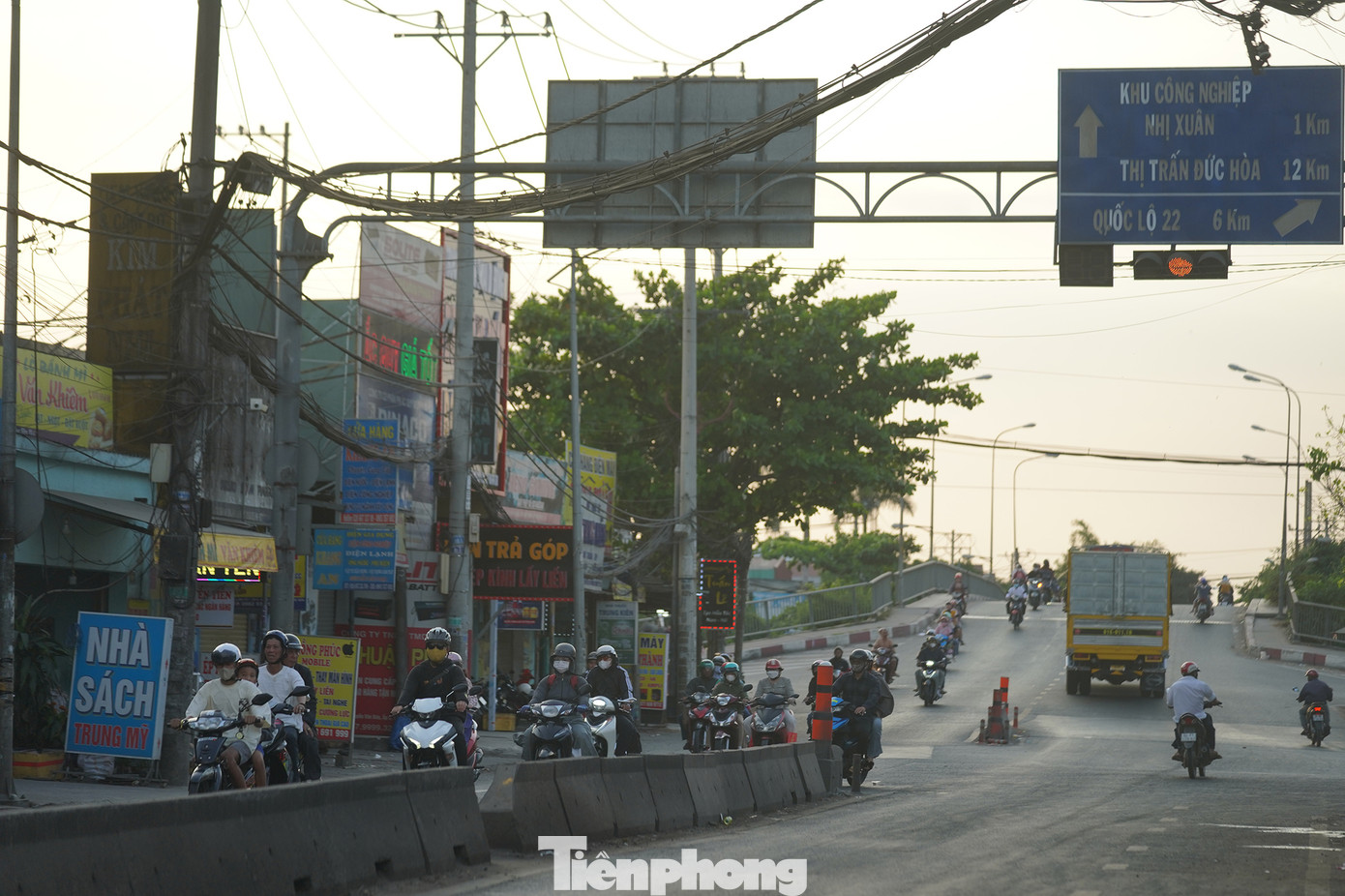 Cầu Lớn cũng đón dòng phương tiện hướng từ Long An về khá đông so với hướng ngược lại.