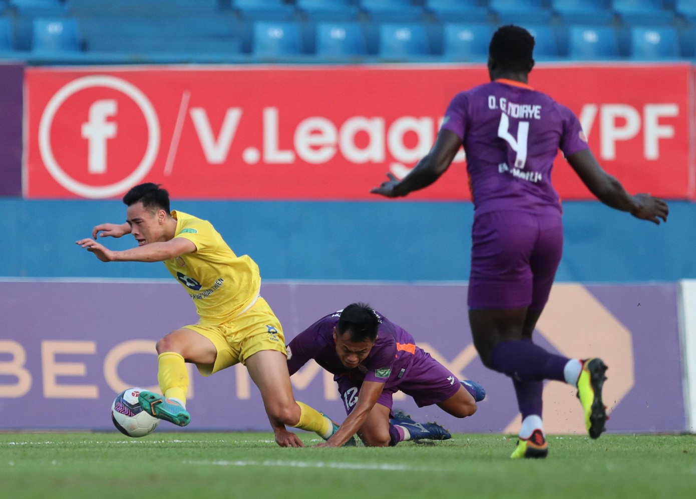 3 vòng đấu gần đây Mạnh Hùng và các đồng đội toàn thua, thủng lưới tới 8 lần. Trên sân khách 5 trận trước đó, Nam Định bị đánh bại tới 4 lần.