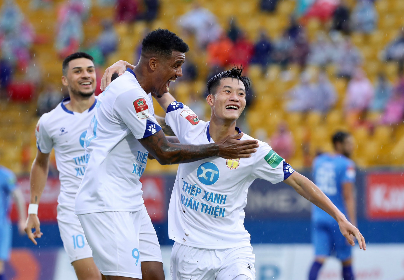 Chỉ cần 10 phút, Nam Định đã có 2 bàn thắng vào lưới đội chủ nhà. 2 cầu thủ đem về niềm vui cho CĐV đội khách là Ngọc Sơn (6&apos;) và (Andre 10&apos;). Trong ảnh, Ngọc Sơn ăn mừng cùng đồng đội.