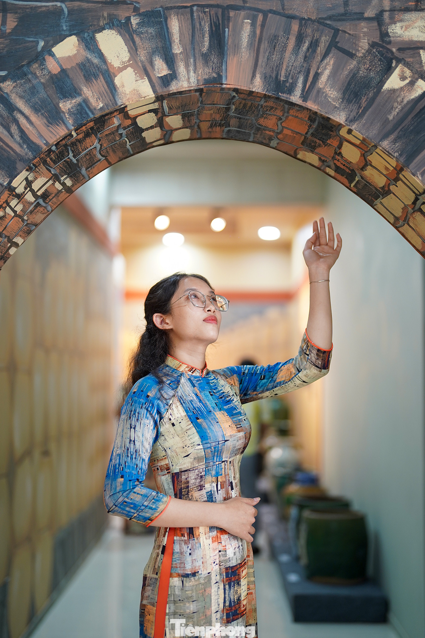 Thanh Trúc tạo dáng trước mô hình cửa lò gạch ở Bình Dương.