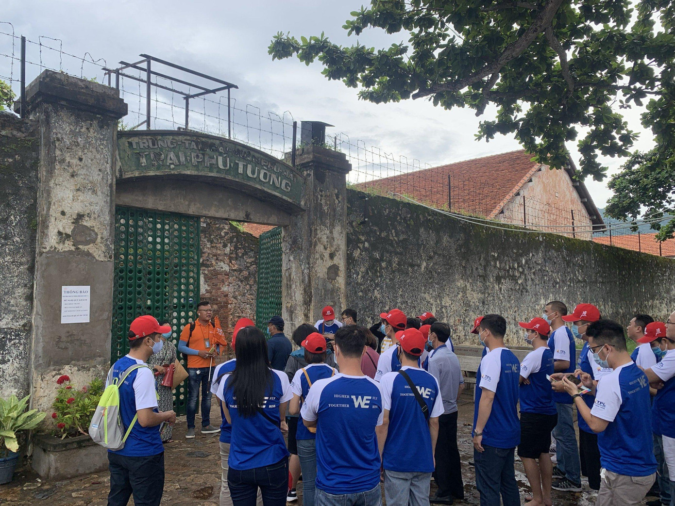 Tham quan nhà tù Côn Đảo. Tham quan nhà tù Côn Đảo.