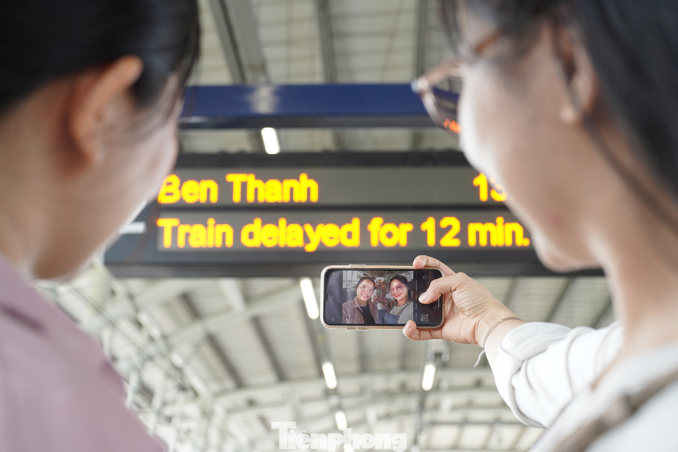 Metro số 1 thu hút giới trẻ đến trải nghiệm. Toàn tuyến metro số 1 có 17 đoàn tàu, mỗi đoàn tàu có 3 toa dài 61,5m, có thể chở 930 khách. Trong đó, có 147 khách ngồi và 783 khách đứng. Tốc độ tối đa theo thiết kế là 110km/h (đoạn trên cao) và 80km/h (đoạn hầm).