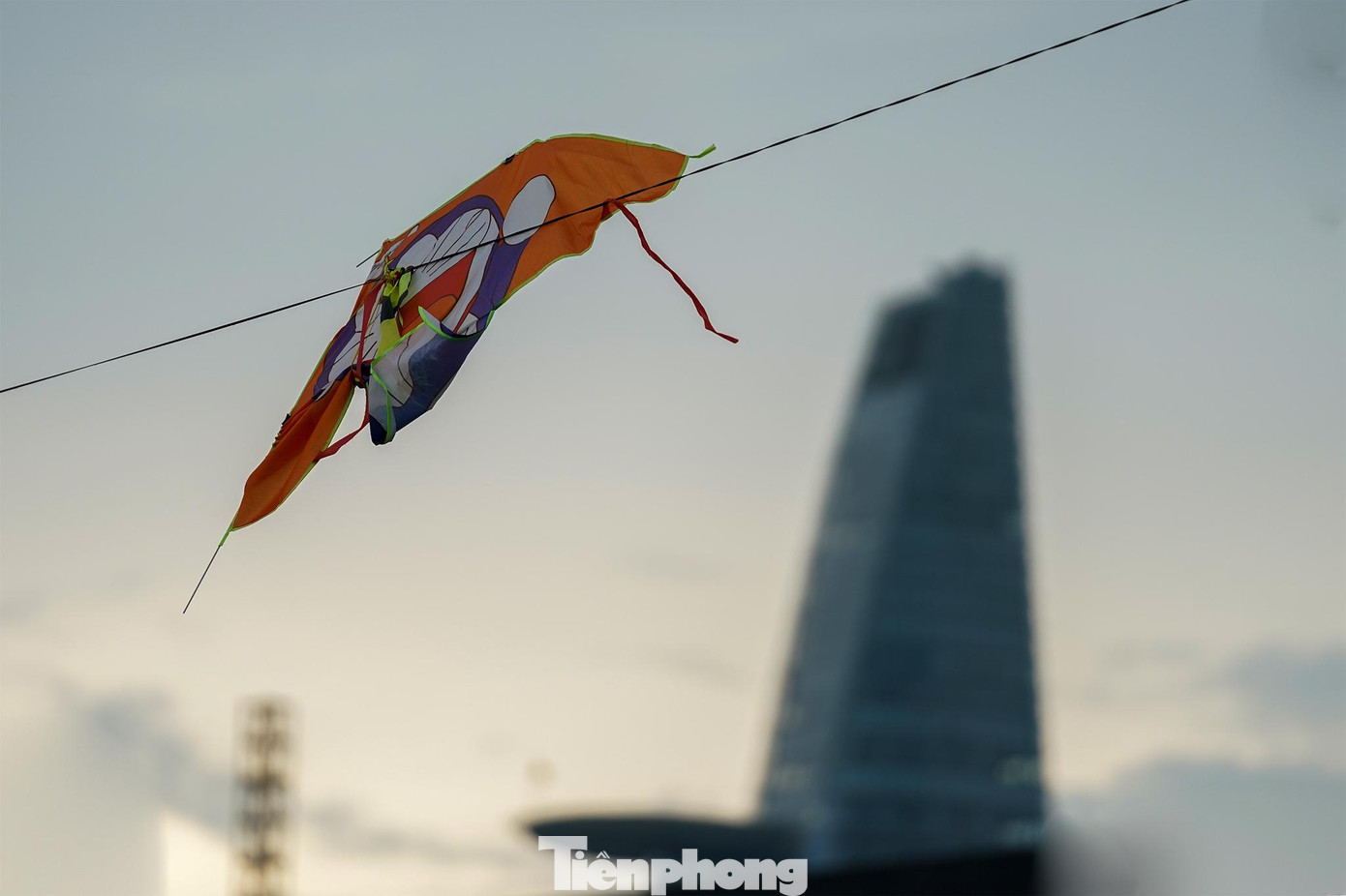 Theo Điều 15, Nghị định số 134/2013/NĐ-CP của Chính phủ “Quy định về xử phạt vi phạm hành chính trong lĩnh vực điện lực, an toàn đập thủy điện, sử dụng năng lượng tiết kiệm và hiệu quả”, phạt tiền từ 1-5 triệu đồng đối với các tập thể, cá nhân thả diều hoặc bất kỳ vật gì gây sự cố lưới điện; đồng thời, bồi thường thiệt hại khi xảy ra sự cố theo đúng quy định của Nhà nước. Riêng các trường hợp gây ra sự cố nghiêm trọng, gây hỏa hoạn, sự cố mất điện trên diện rộng, tai nạn điện… sẽ bị truy cứu trách nhiệm theo quy định của pháp luật. Theo Điều 15, Nghị định số 134/2013/NĐ-CP của Chính phủ “Quy định về xử phạt vi phạm hành chính trong lĩnh vực điện lực, an toàn đập thủy điện, sử dụng năng lượng tiết kiệm và hiệu quả”, phạt tiền từ 1-5 triệu đồng đối với các tập thể, cá nhân thả diều hoặc bất kỳ vật gì gây sự cố lưới điện; đồng thời, bồi thường thiệt hại khi xảy ra sự cố theo đúng quy định của Nhà nước. Riêng các trường hợp gây ra sự cố nghiêm trọng, gây hỏa hoạn, sự cố mất điện trên diện rộng, tai nạn điện… sẽ bị truy cứu trách nhiệm theo quy định của pháp luật.