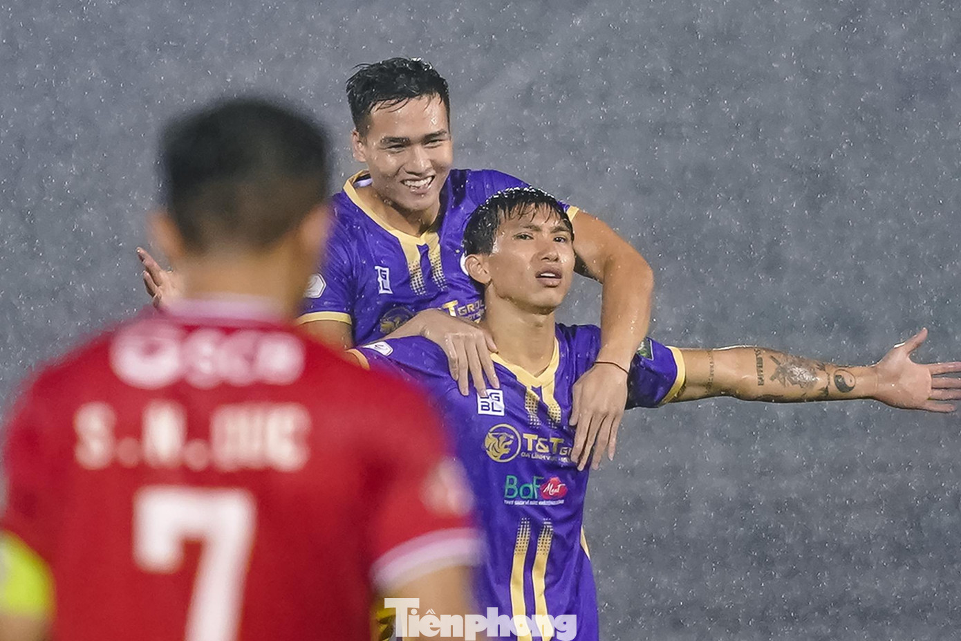 Đoàn Văn Hậu lập siêu phẩm khi thực hiện cú sút phạt ở khoảng cách gần 30m khiến thủ môn Thanh Thắng không thể cản phá.