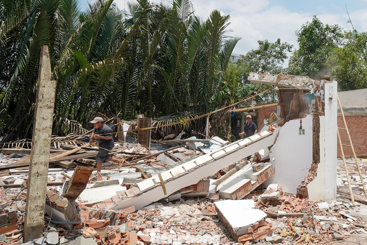 Ông Trần Phương Tuấn, Trưởng Ban bồi thường, giải phóng mặt bằng huyện Nhà Bè cho biết đã có 68/103 hộ đồng ý nhận tiền bồi thường và bàn giao mặt bằng. Trong đó, huyện đã chi trả xong cho 57 hộ với tổng số tiền hơn 157 tỉ đồng và đang tiếp tục thực hiện việc chi trả cho các hộ còn lại. Ông Trần Phương Tuấn, Trưởng Ban bồi thường, giải phóng mặt bằng huyện Nhà Bè cho biết đã có 68/103 hộ đồng ý nhận tiền bồi thường và bàn giao mặt bằng. Trong đó, huyện đã chi trả xong cho 57 hộ với tổng số tiền hơn 157 tỉ đồng và đang tiếp tục thực hiện việc chi trả cho các hộ còn lại.