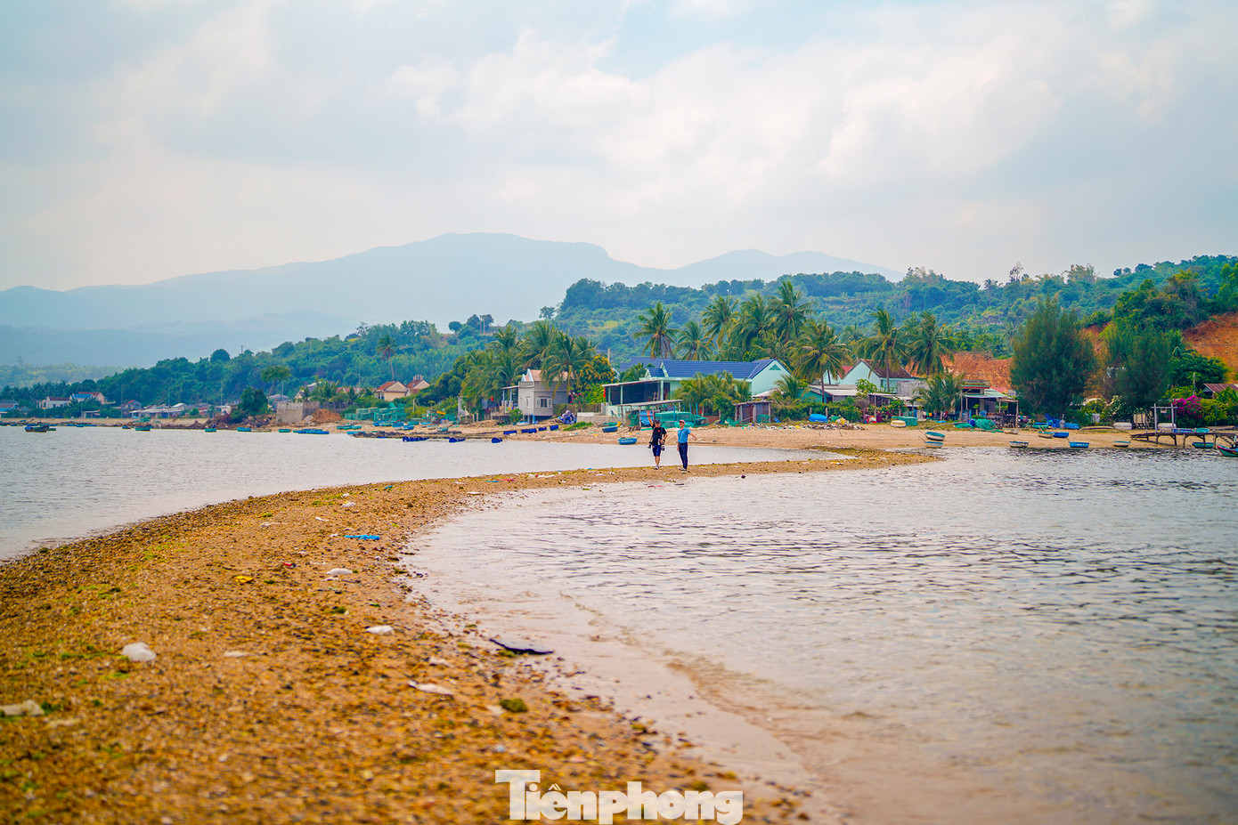 Đảo được coi như tấm bình phong chắn sóng gió, giúp hai làng chài Mỹ Thành và Hải Mỹ không bị ảnh hưởng nhiều trong những ngày giông bão lớn.