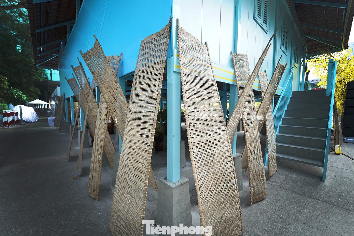 Ngôi nhà sàn theo kiểu dáng vùng đất An Giang có chiều ngang 14m, nối với gian bếp kéo dài khoảng 20m. Còn chiều sâu ngôi nhà khoảng 12m. An Giang là đầu nguồn của sông Tiền, hằng năm nước lũ từ thượng nguồn sông Mekong đổ về, mang theo nhiều phù sa, sản vật phong phú và nước lũ cũng dâng cao. Vì thế, trước đây người dân ở vùng lũ thường cất nhà sàn để tránh ngập mỗi khi lũ nước về.