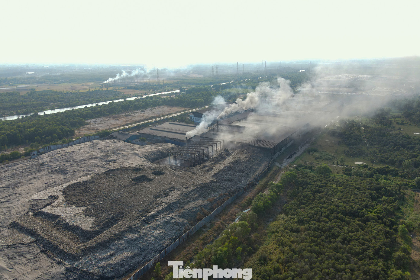 Lượng chất thải rắn sinh hoạt 2 công ty tiếp nhận xử lý hàng ngày vẫn vượt công suất xử lý và qua thời gian dài dẫn đến việc tồn đọng với khối lượng lớn. Lượng chất thải rắn sinh hoạt 2 công ty tiếp nhận xử lý hàng ngày vẫn vượt công suất xử lý và qua thời gian dài dẫn đến việc tồn đọng với khối lượng lớn.