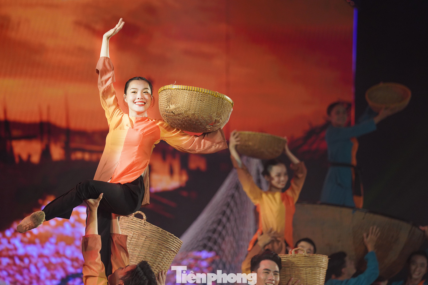 Khán giả Cần Giờ đã mãn nhãn với phần điều khiển ánh sáng trong chương trình. Trong quá trình hình thành Lễ hội Nghinh Ông Cần Giờ, chương trình khắc họa được dấu ấn đậm nét hành trình Nam tiến của cư dân miền Trung, những người đã mang theo bao nét đẹp văn hóa và tín ngưỡng độc đáo của mình để khai phá vùng đất Cần Giờ. Khi đặt chân đến nơi đây, họ đã đối mặt với rừng rậm hoang sơ, đầm lầy và thú dữ, nhưng với sự kiên trì và dũng cảm, họ đã cải hóa thiên nhiên, biến vùng đất hoang sơ này thành nơi thịnh vượng với thị tứ và chợ búa sầm uất.