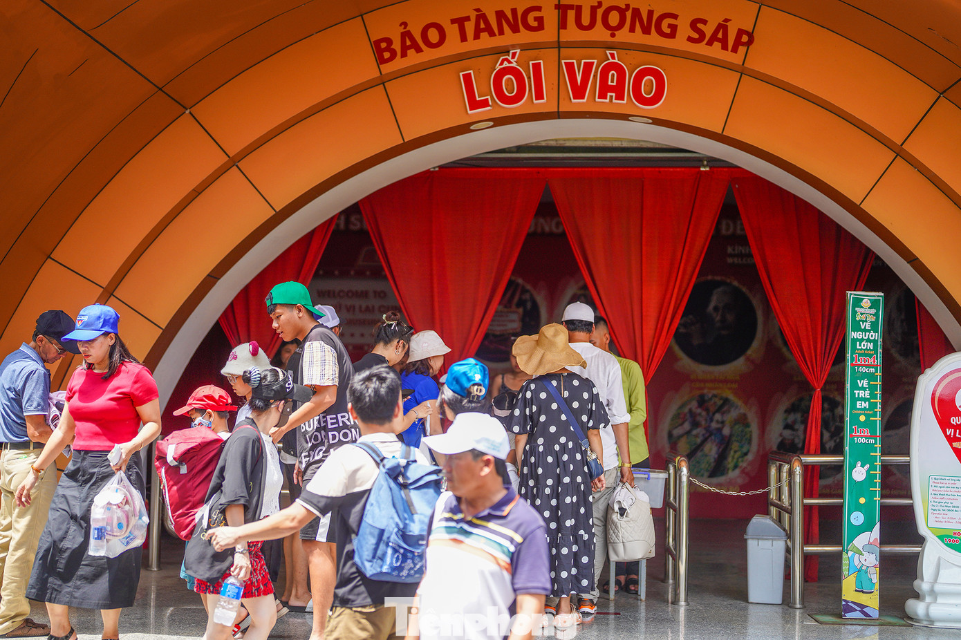 Không gian mang tên Quá khứ vị lai cung, rộng khoảng 2.500 m2, nằm trong khu du lịch Suối Tiên (TP Thủ Đức), tôn vinh hàng trăm nhân vật nổi tiếng trong và ngoài nước. Trong đó, hơn 100 tượng sáp là các tên tuổi thuộc lĩnh vực văn hóa - nghệ thuật. Đi vào hoạt động từ năm 2019, gần đây, khu trưng bày càng được chú ý do một số khán giả chụp ảnh, đăng lên mạng xã hội.