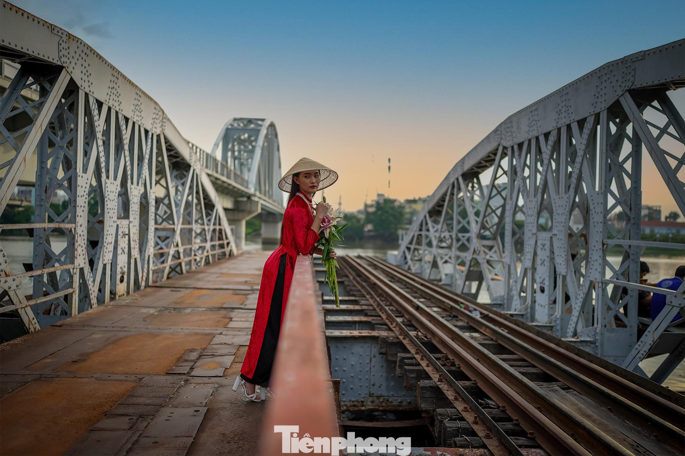 Cầu sắt hỏa xa Bình Lợi đã có tuổi đời hơn trăm năm. Theo như ghi chép trong hồi ký Xứ Đông Dương, có thông tin cho rằng từ năm 1897 có 3 cây cầu được quyết định xây dựng là cầu Long Biên (Hà Nội), cầu Tràng Tiền (Huế) và cầu Bình Lợi (Sài Gòn). Vậy ta có thể suy ra được rằng cầu Bình Lợi từ lâu đã bắt đầu được đào móng, xây dựng,… bởi hãng thầu Levallois và được khánh thành vào tháng 1/1902.