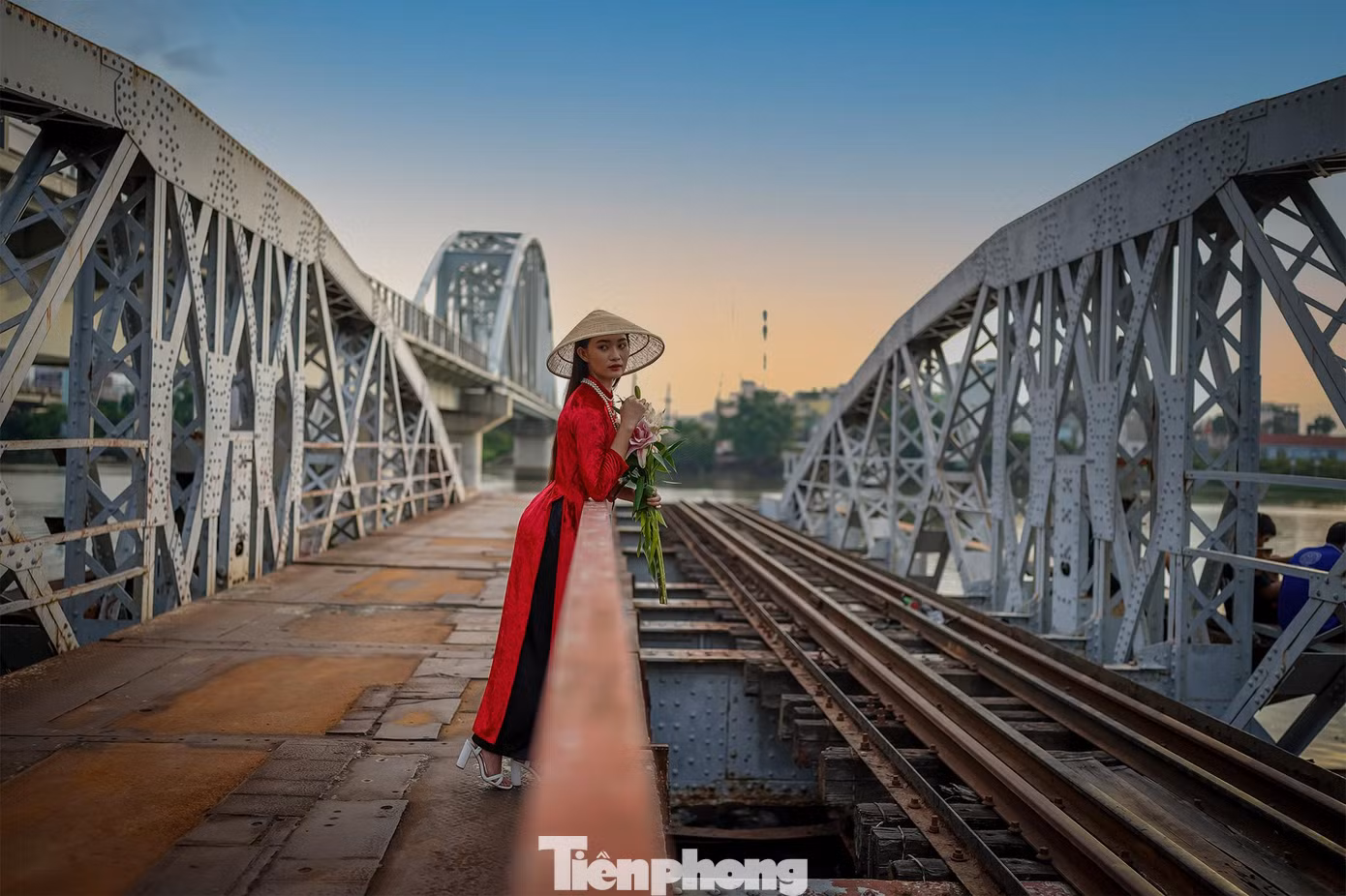 Cầu sắt hỏa xa Bình Lợi đã có tuổi đời hơn trăm năm. Theo như ghi chép trong hồi ký Xứ Đông Dương, có thông tin cho rằng từ năm 1897 có 3 cây cầu được quyết định xây dựng là cầu Long Biên (Hà Nội), cầu Tràng Tiền (Huế) và cầu Bình Lợi (Sài Gòn). Vậy ta có thể suy ra được rằng cầu Bình Lợi từ lâu đã bắt đầu được đào móng, xây dựng,… bởi hãng thầu Levallois và được khánh thành vào tháng 1/1902.