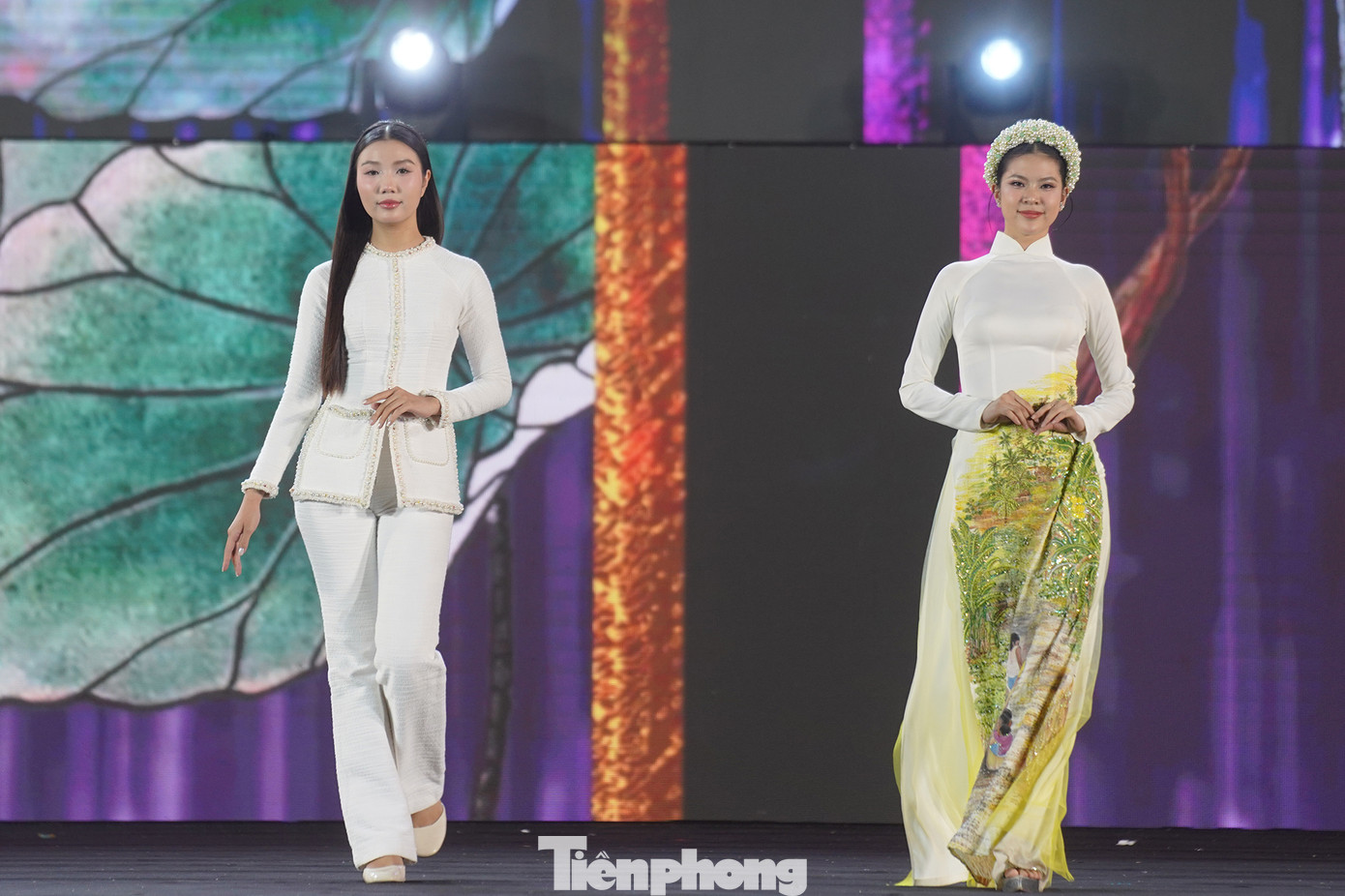 Phần trình diễn áo bà ba còn có sự xuất hiện của Top 35 Hoa hậu Việt Nam 2022 Lê Thanh Trúc (áo bà ba trắng).