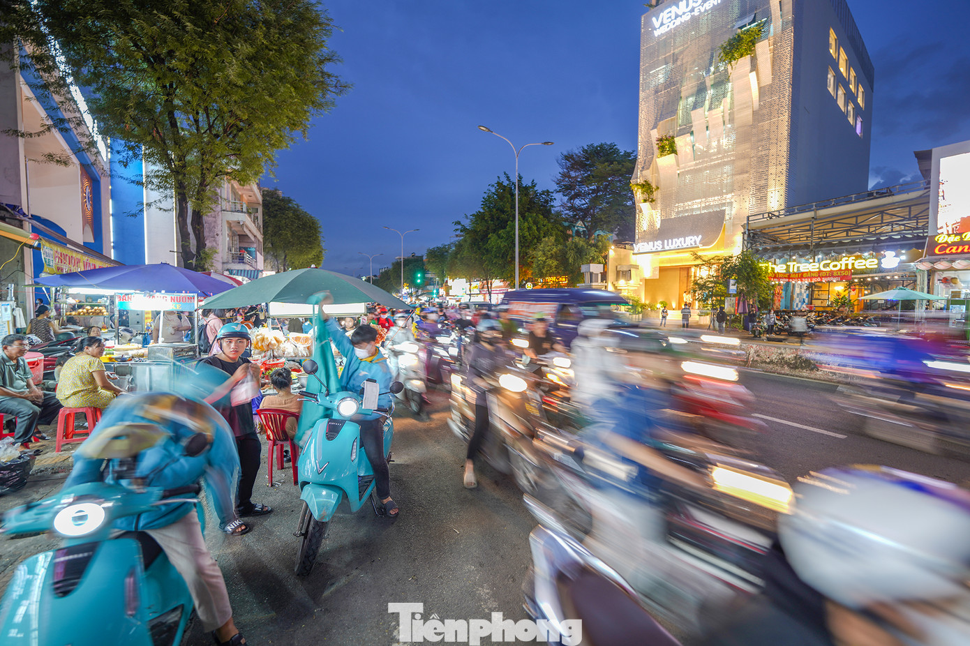 Hình ảnh nhếch nhác trước trường Đại Học Công Thương TPHCM (đường Lê Trọng Tấn, quận Tân Phú).