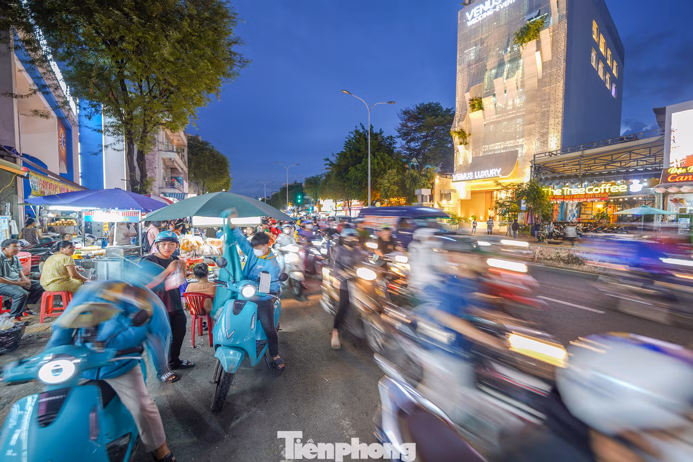 Hình ảnh nhếch nhác trước trường Đại Học Công Thương TPHCM (đường Lê Trọng Tấn, quận Tân Phú).