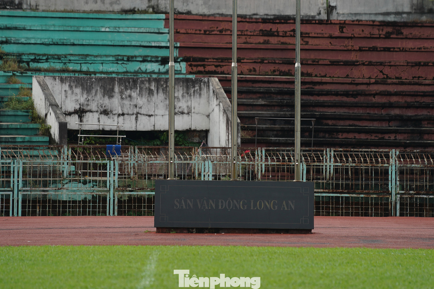 Sân vận động tỉnh Long An sẽ được cải tạo mặt sân cỏ, khu chức năng, khu nghỉ của vận động viên,… với kinh phí hơn 900 triệu đồng. Sân vận động tỉnh Long An sẽ được cải tạo mặt sân cỏ, khu chức năng, khu nghỉ của vận động viên,… với kinh phí hơn 900 triệu đồng.