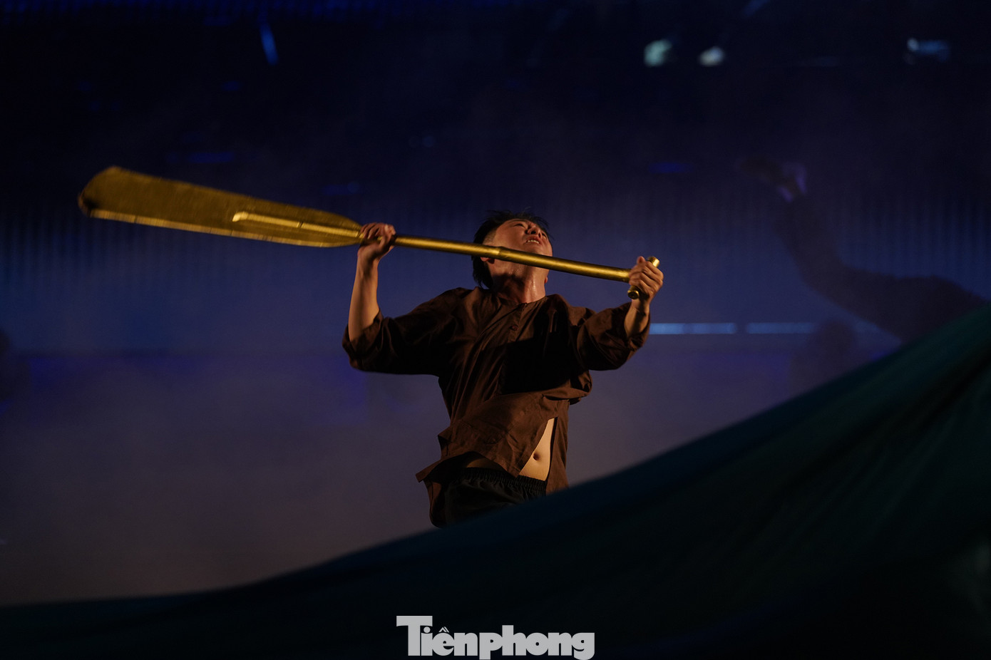 Tiếp sau đó, phân đoạn cá Ông cứu độ kể lại truyền tích lưu truyền từ đời này sang đời khác, dần dần kết tinh thành truyền thống thờ cúng cá Ông tạo nên nét độc đáo cho vùng đất Cần Giờ. Lễ hội Nghinh Ông Cần Giờ từ đó ra đời, trở thành biểu tượng văn hóa không chỉ thể hiện lòng biết ơn của con người đối với thiên nhiên, mà còn phản ánh sự kiên trì, lòng dũng cảm của những thế hệ đầu tiên đã biến nơi đây thành nơi đáng sống. Lễ hội Nghinh Ông là lễ hội tổng kết một mùa đánh bắt trên biển của ngư dân và chuẩn bị cho mùa đánh bắt mới với những ước vọng một mùa bội thu. Đây là lễ hội thể hiện tấm lòng thành kính, biết ơn, tạ ơn Thần Nam Hải (cá Ông) và Thần Biển của ngư dân huyện Cần Giờ.