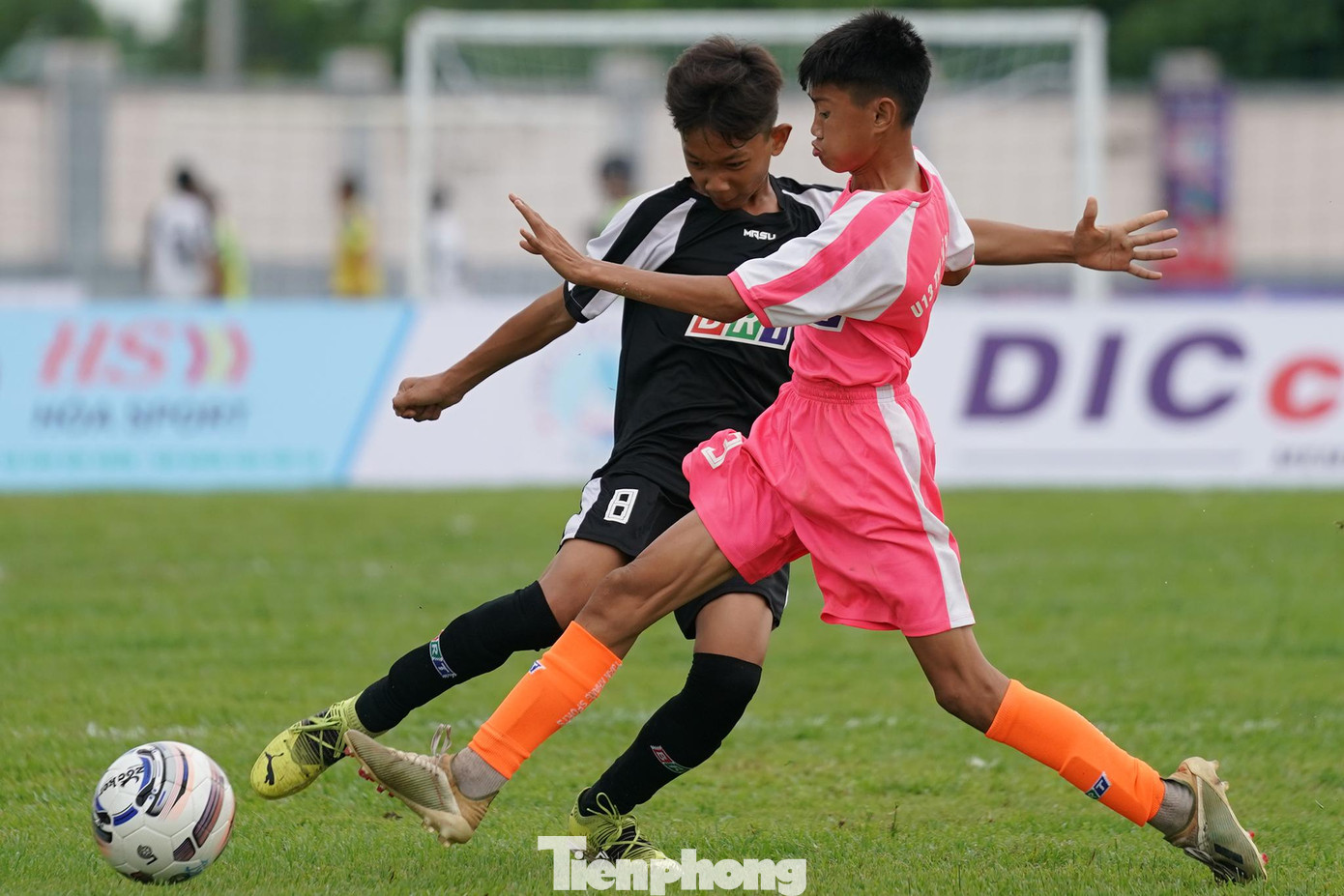 Nhiều pha tranh cướp bóng ác liệt với chất lượng chuyên môn cao giữa U13 TX. Phú Mỹ (áo hồng) và U13 huyện Côn Đảo.