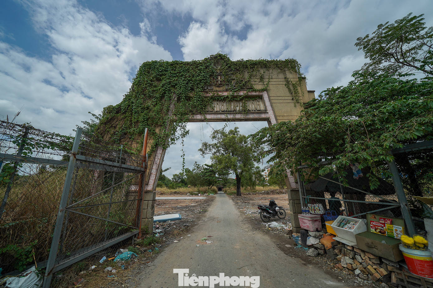 Cụ thể, giai đoạn 1 có 15.539 mộ bị ảnh hưởng, thực hiện từ năm 2014, đã vận động thân nhân đăng ký kê khai 13.728 mộ, trong đó có 13.628 mộ đã di dời, còn lại 1.911 mộ chưa tìm được thân nhân.