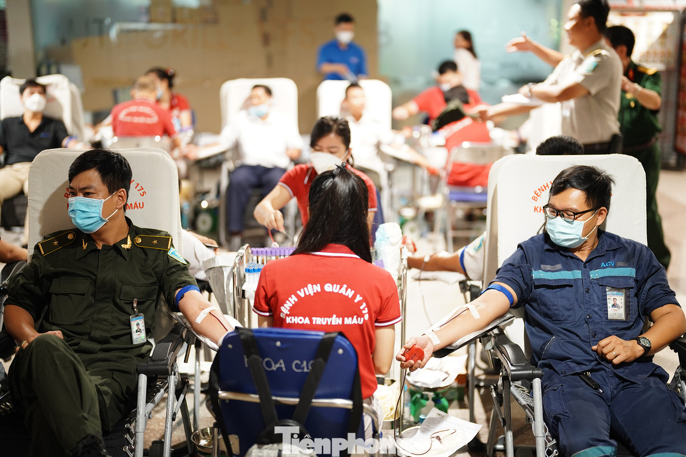 Anh Hoàng Văn Hà (bên trái), nhân viên an ninh chia sẻ: "Tôi cũng không nhớ mình đã hiến bao nhiêu. Tôi tự tin vào sức khoẻ của mình và chỉ mong hiến nhiều nhất có thể. Sáng nay, tôi mạnh dạn đăng ký hiến 350ml máu". Anh Hoàng Văn Hà (bên trái), nhân viên an ninh chia sẻ: "Tôi cũng không nhớ mình đã hiến bao nhiêu. Tôi tự tin vào sức khoẻ của mình và chỉ mong hiến nhiều nhất có thể. Sáng nay, tôi mạnh dạn đăng ký hiến 350ml máu".