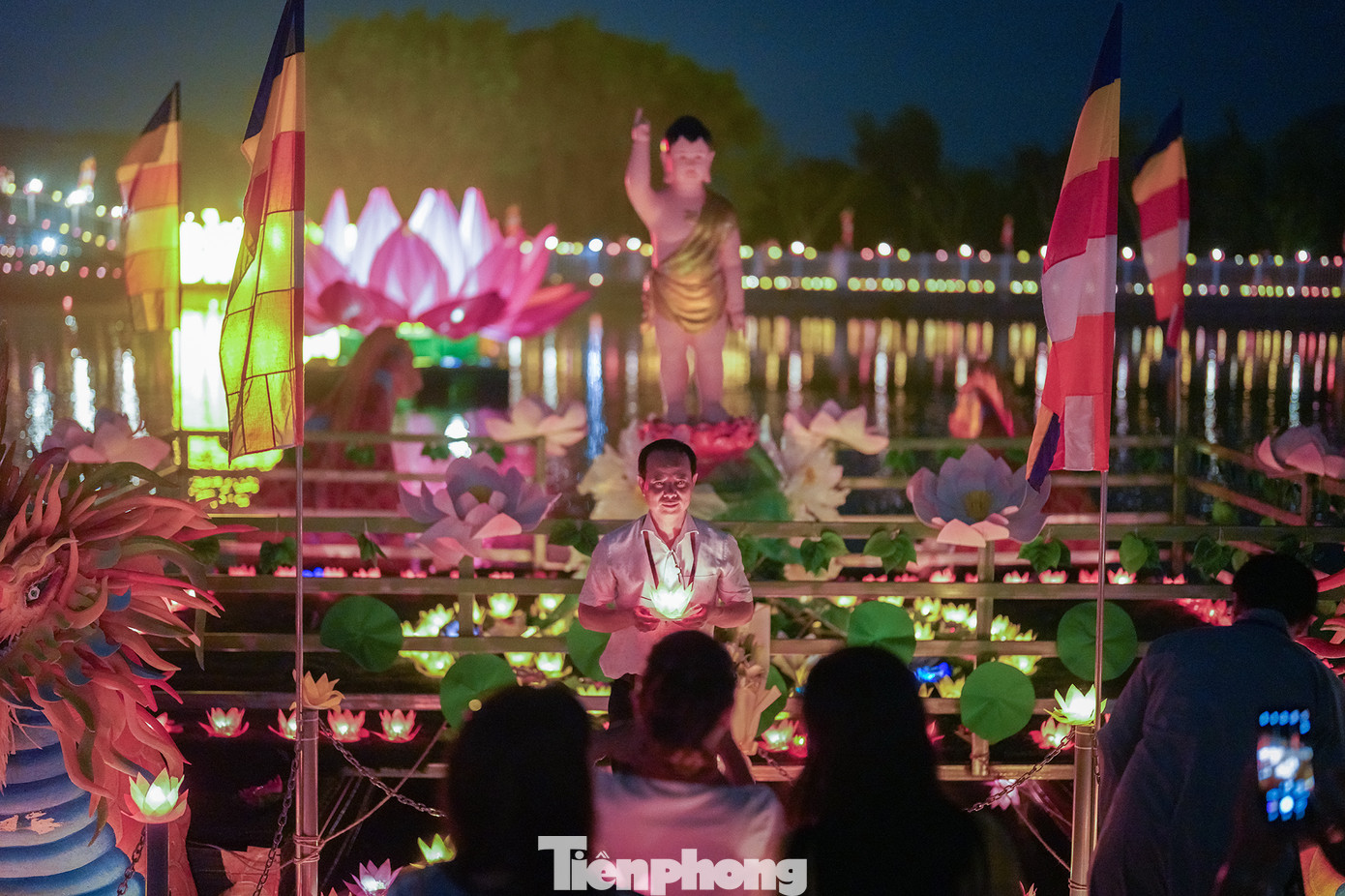 Theo ban tổ chức, hoa đăng gồm 20.000 chiếc bằng giấy đốt nến, 10.000 chiếc chạy pin để phòng khi trời mưa và 5.000 chiếc bằng nhựa được đặt xung quanh hồ.